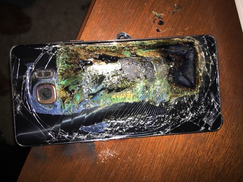This popular smartphone can overheat and explode, so aircraft is prohibited: "No one should have this phone"